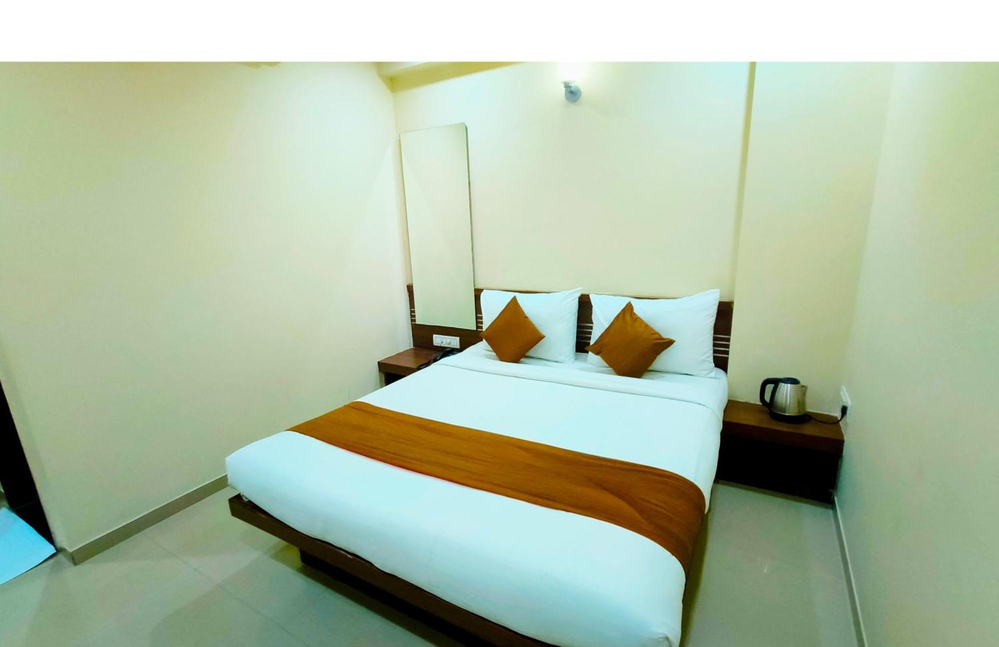 Sai Srushti By Neem Square Hotel Ширди Екстериор снимка